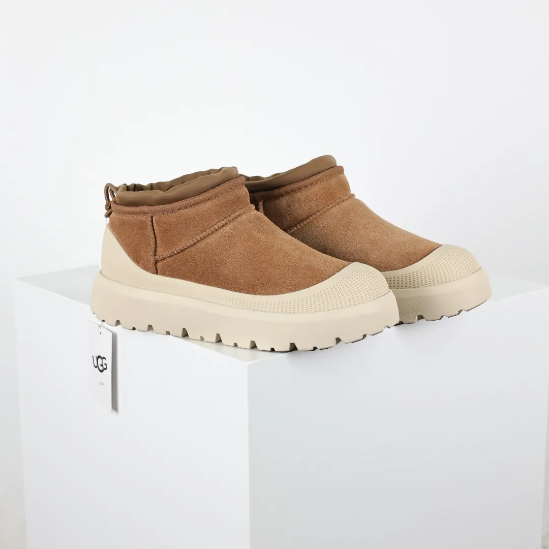 Copy price 💰700 Core recommendation Good price It is a very suitable choice for home furnishings. In recent years, uug has launched a series of styles, which are partial to the preferences of young consumers and have also moved to the forefront of fashion trends. Shoe material: water-repellent coated suede upper, 17mm UGGPURE™ implantable wool insole, lightweight non-slip and comfortable rubber outsole, with brand LOGO and trademark. Comes with a full set of packaging. Size: 35 36 37 38 39 40 41 42 43 44 45